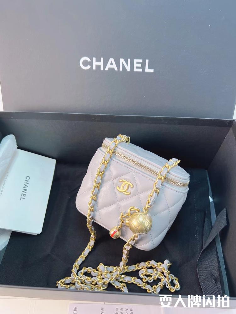 Chanel香奈儿 全新全套灰色小金球mini盒子包芯片款 Chanel香奈儿全新全套灰色小金球mini盒子包芯片款，俏皮可爱的盒子，精致复古的金球完美搭配，百搭气质灰绝美，内含镜子，附件如图